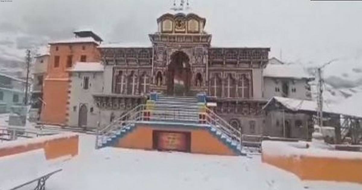 Uttarakhand: Badrinath Dham receives heavy snowfall